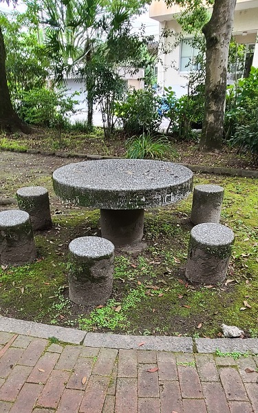 石で作られた椅子と机